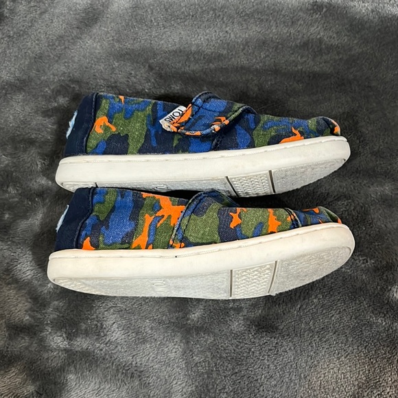 Toms Army Print Toddler Sz 7T Blue/Orange/Wht GUC - Picture 3 of 7
